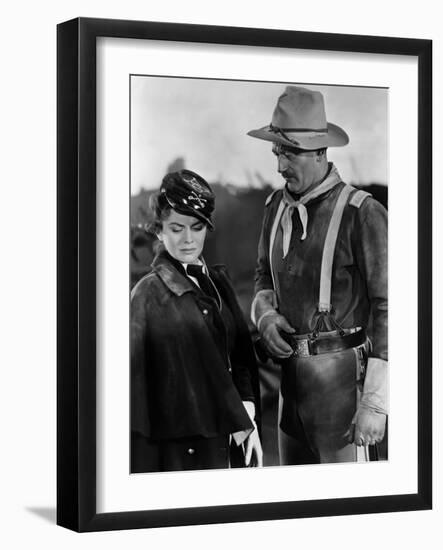 SHE WORE A YELLOW RIBBON, 1949 directed by JOHN FORD Joanne Dru and John Wayne (b/w photo)-null-Framed Photo