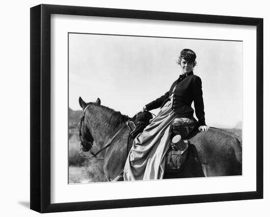 SHE WORE A YELLOW RIBBON, 1949 directed by JOHN FORD Joanne Dru (b/w photo)-null-Framed Photo