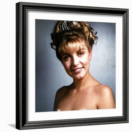 SHERYL LEE. "Twin Peaks" [1990], directed by DAVID LYNCH.-null-Framed Premium Photographic Print