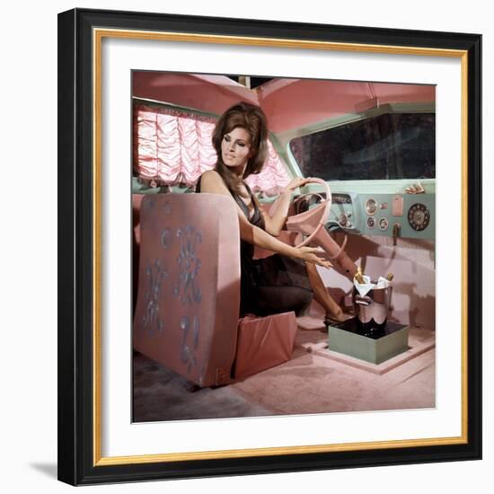 Shoot Loud, Louder... I Don't Understand De Eduardo D Filippo Avec Raquel Welch, 1966-null-Framed Photo