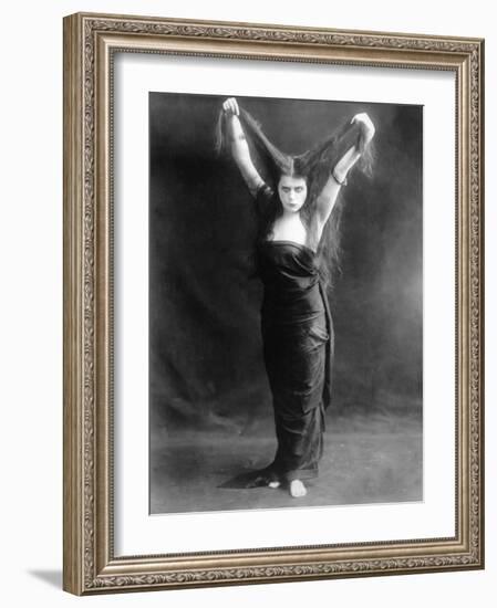 Sin, Theda Bara, 1915-null-Framed Photo