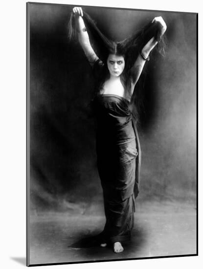 Sin, Theda Bara, 1915-null-Mounted Photo