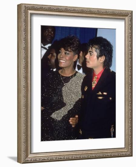 Singers Dionne Warwick and Michael Jackson at the Grammy Awards-null-Framed Premium Photographic Print