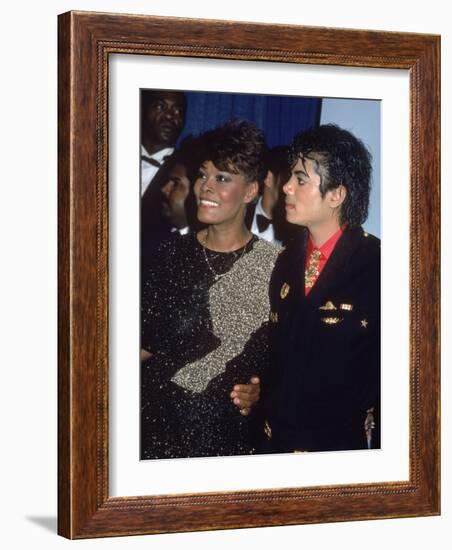 Singers Dionne Warwick and Michael Jackson at the Grammy Awards-null-Framed Premium Photographic Print