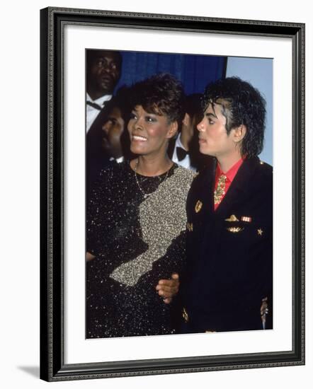 Singers Dionne Warwick and Michael Jackson at the Grammy Awards-null-Framed Premium Photographic Print