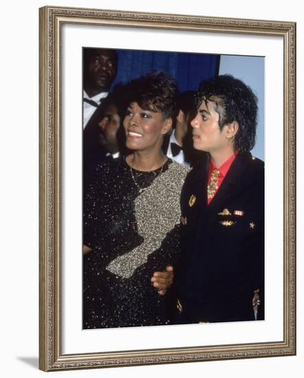 Singers Dionne Warwick and Michael Jackson at the Grammy Awards-null-Framed Premium Photographic Print