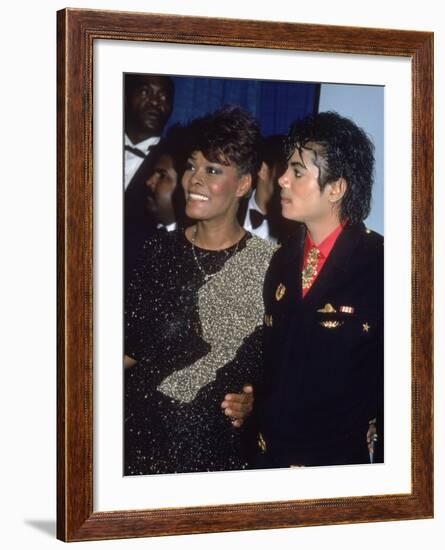 Singers Dionne Warwick and Michael Jackson at the Grammy Awards-null-Framed Premium Photographic Print