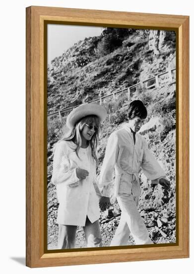 Singers Mick Jagger and Marianne Faithfull in San Remo January 29, 1967-null-Framed Stretched Canvas