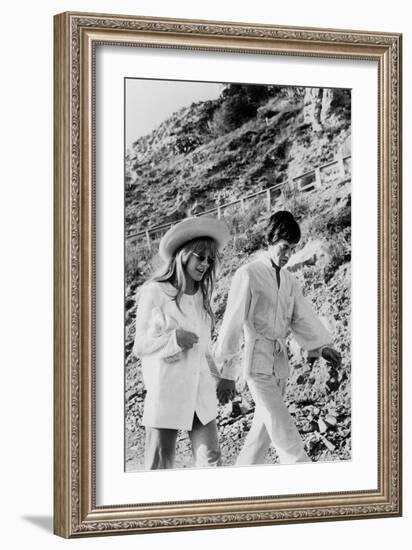 Singers Mick Jagger and Marianne Faithfull in San Remo January 29, 1967-null-Framed Photo