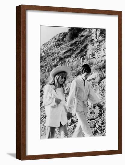 Singers Mick Jagger and Marianne Faithfull in San Remo January 29, 1967-null-Framed Photo