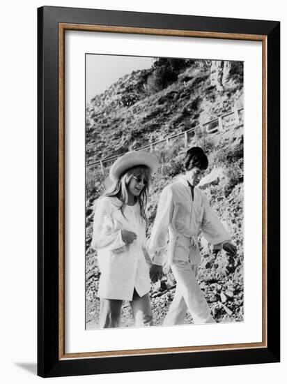 Singers Mick Jagger and Marianne Faithfull in San Remo January 29, 1967-null-Framed Photo