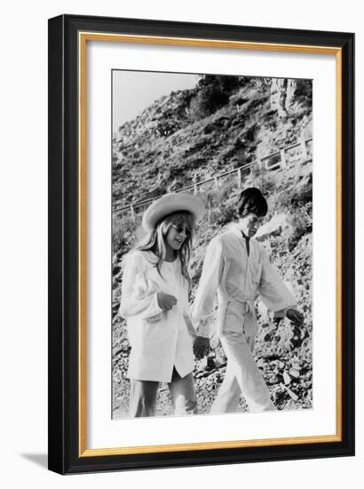 Singers Mick Jagger and Marianne Faithfull in San Remo January 29, 1967-null-Framed Photo