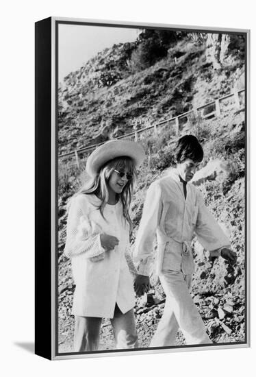 Singers Mick Jagger and Marianne Faithfull in San Remo January 29, 1967-null-Framed Stretched Canvas