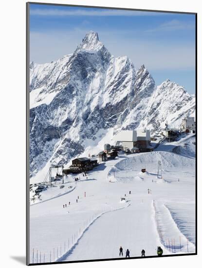 Skiers, Mountain Scenery in Cervinia Ski Resort, Cervinia, Valle D'Aosta, Italian Alps, Italy-Christian Kober-Mounted Photographic Print