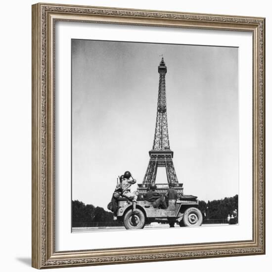 Soldiers of 4th US Infantry Division Looking at Eiffel Tower as They Liberate Capital City, WWII-John Downey-Framed Photographic Print