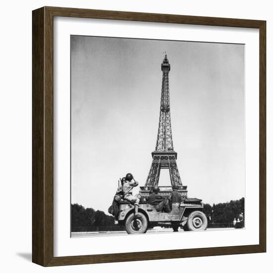 Soldiers of 4th US Infantry Division Looking at Eiffel Tower as They Liberate Capital City, WWII-John Downey-Framed Photographic Print