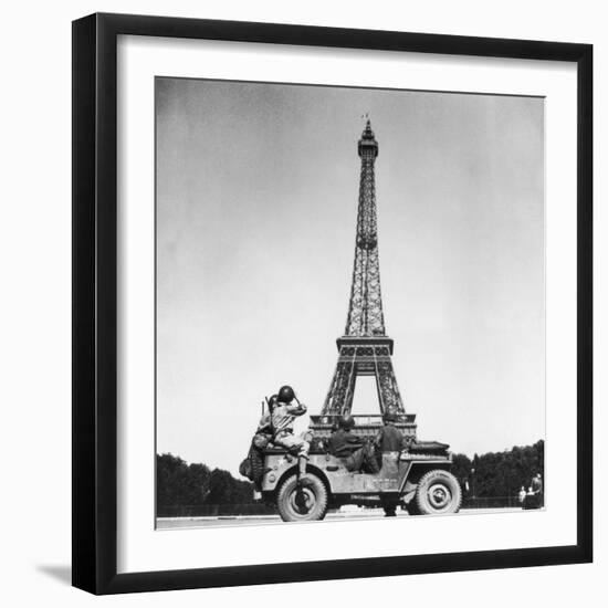 Soldiers of 4th US Infantry Division Looking at Eiffel Tower as They Liberate Capital City, WWII-John Downey-Framed Photographic Print