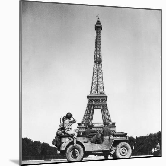 Soldiers of 4th US Infantry Division Looking at Eiffel Tower as They Liberate Capital City, WWII-John Downey-Mounted Photographic Print