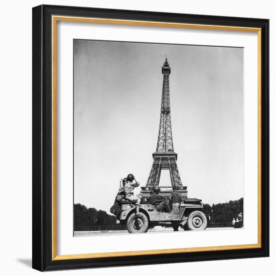Soldiers of 4th US Infantry Division Looking at Eiffel Tower as They Liberate Capital City, WWII-John Downey-Framed Photographic Print