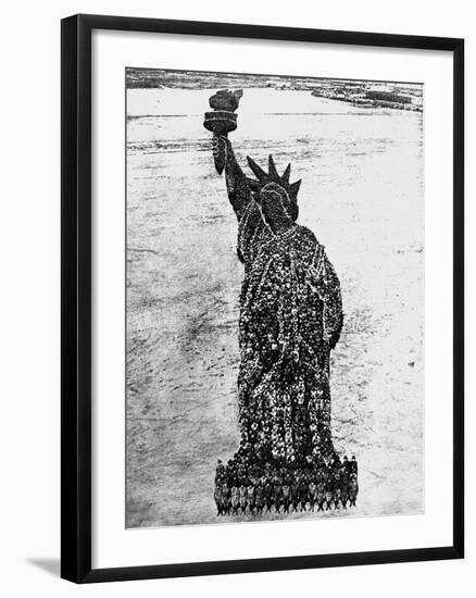 Soldiers Posing as the Statue of Liberty-null-Framed Photographic Print