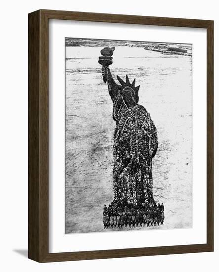 Soldiers Posing as the Statue of Liberty-null-Framed Photographic Print
