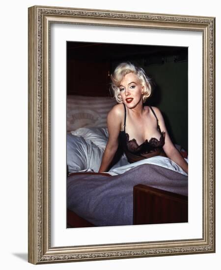 Some Like it Hot, Marilyn Monroe, Directed by Billy Wilder, 1959-null-Framed Photo