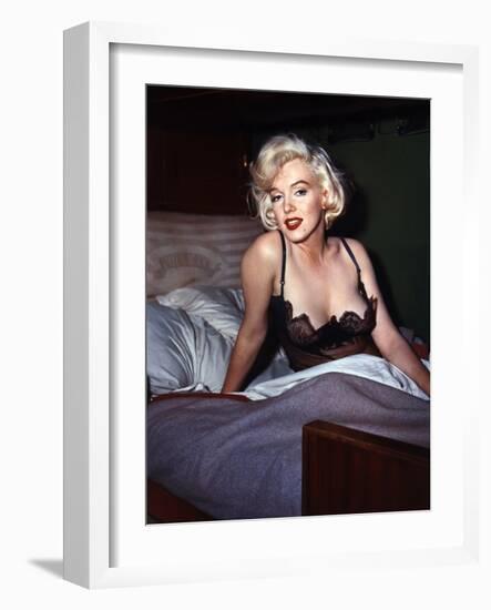 Some Like it Hot, Marilyn Monroe, Directed by Billy Wilder, 1959-null-Framed Photo