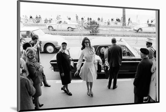 Sophia Loren Arrives at the Cinema Palace of Cannes-Mario de Biasi-Mounted Photographic Print