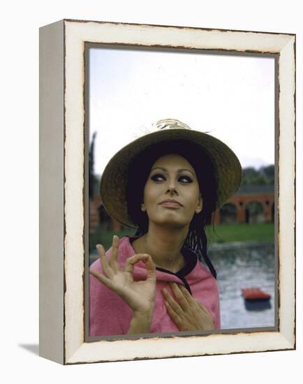 Sophia Loren Wearing a Pink Wrap and Straw Hat Out by the Pool at the Villa-Alfred Eisenstaedt-Framed Premier Image Canvas