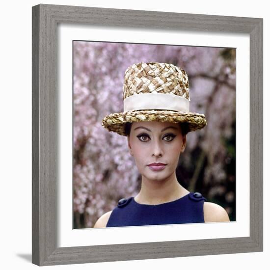 Sophia Loren Wearing a Straw Hat-Mario de Biasi-Framed Photographic Print