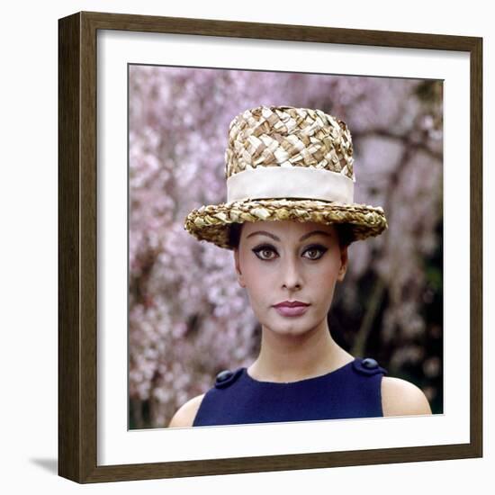 Sophia Loren Wearing a Straw Hat-Mario de Biasi-Framed Photographic Print