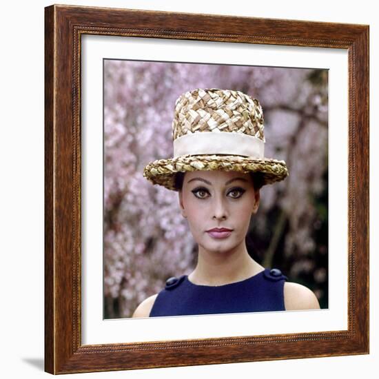 Sophia Loren Wearing a Straw Hat-Mario de Biasi-Framed Photographic Print