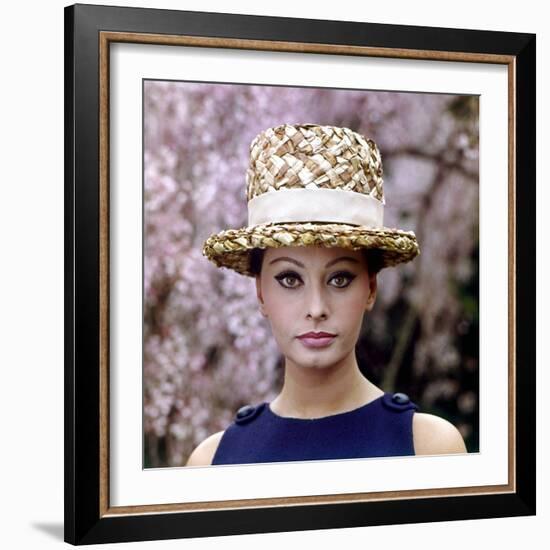 Sophia Loren Wearing a Straw Hat-Mario de Biasi-Framed Photographic Print