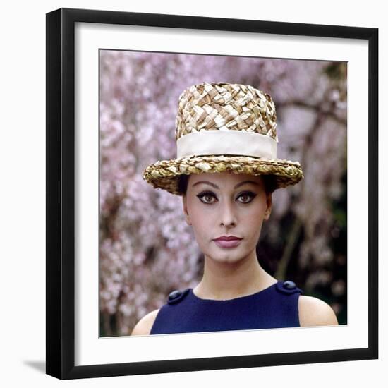 Sophia Loren Wearing a Straw Hat-Mario de Biasi-Framed Photographic Print