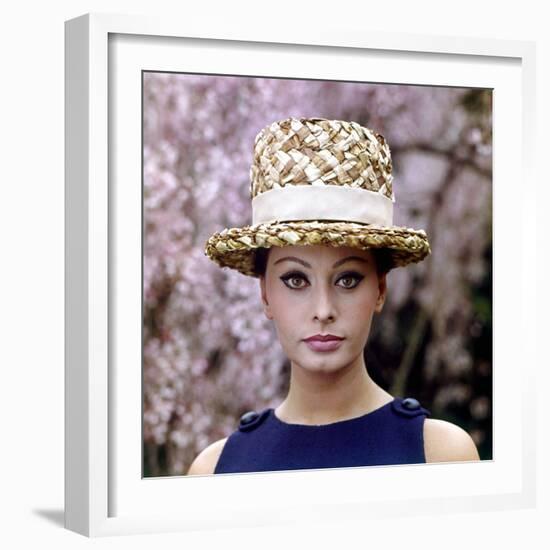 Sophia Loren Wearing a Straw Hat-Mario de Biasi-Framed Photographic Print