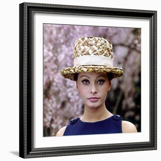 Sophia Loren Wearing a Straw Hat-Mario de Biasi-Framed Photographic Print