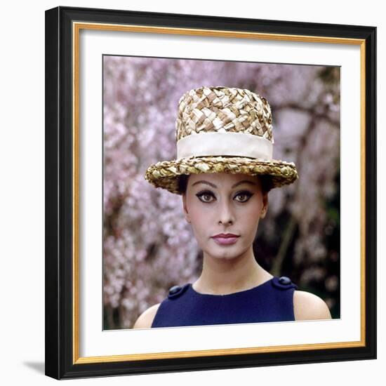 Sophia Loren Wearing a Straw Hat-Mario de Biasi-Framed Photographic Print