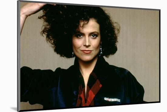 SOS Fantomes Ghostbusters by IvanReitman with Sigourney Weaver, 1984 (photo)-null-Mounted Photo