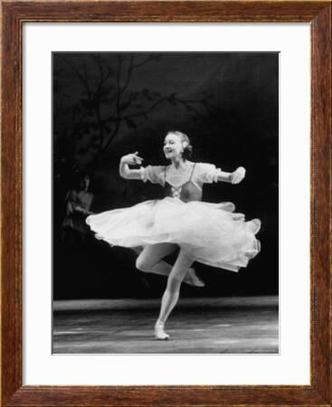 Spædbarn efter det vest Soviet Ballerina Galina Ulanova Dancing in Title Roll of Ballet "Giselle" at the Bolshoi Theater' Premium Photographic Print - Howard Sochurek | Art.com Spædbarn efter det vest Soviet Ballerina Galina Ulanova Dancing in Title Roll of Ballet "Giselle" at the Bolshoi Theater' Premium Photographic Print - Howard Sochurek | Art.com