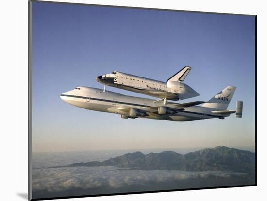 Space Shuttle Atlantis on Custom 747 Flies to Kennedy Space Center after Refurbishment, Sep 1, 1998-null-Mounted Photo