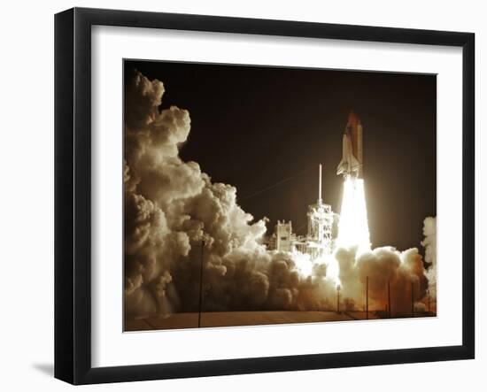 Space Shuttle Discovery Lifts-Off from the Kennedy Space Center at Cape Canaveral, Florida-null-Framed Photographic Print