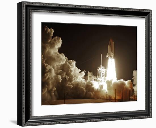 Space Shuttle Discovery Lifts-Off from the Kennedy Space Center at Cape Canaveral, Florida-null-Framed Photographic Print