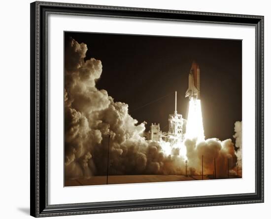 Space Shuttle Discovery Lifts-Off from the Kennedy Space Center at Cape Canaveral, Florida-null-Framed Photographic Print