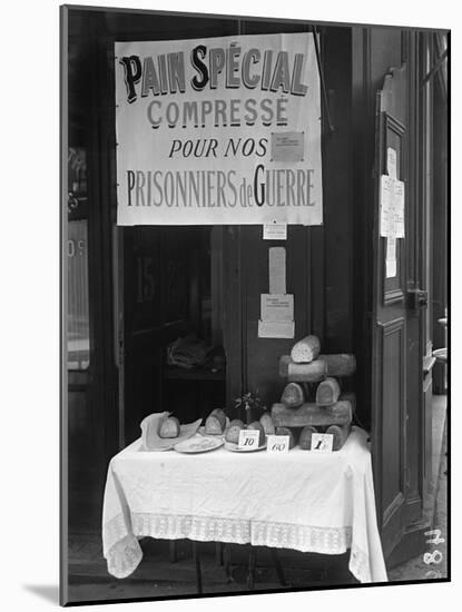 'Special Squashed Bread for Our Prisoners of War', Paris, 1915-Jacques Moreau-Mounted Photographic Print