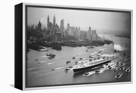 SS United States Arrives in Manhattan-null-Framed Premier Image Canvas