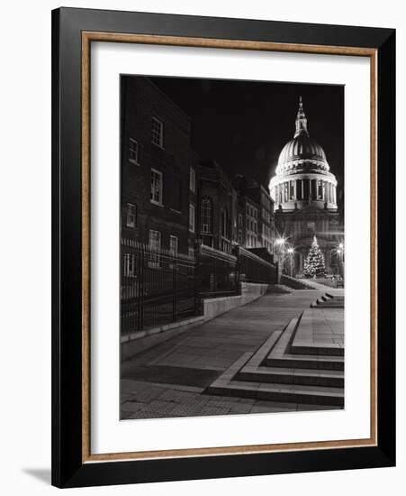 St. Pauls of London-Doug Chinnery-Framed Photographic Print