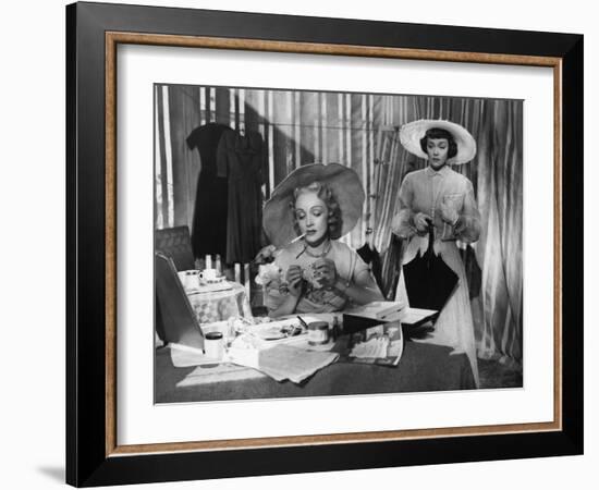 STAGE FRIGHT, 1950 directed by ALFRED HITCHCOCK Marlene Dietrich / Jane Wyman (b/w photo)-null-Framed Photo