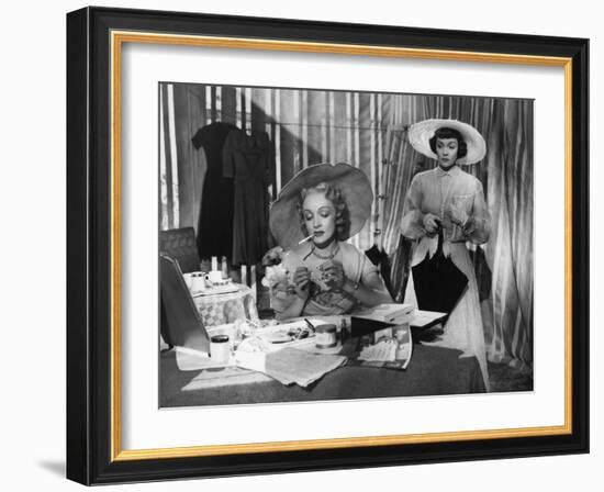 STAGE FRIGHT, 1950 directed by ALFRED HITCHCOCK Marlene Dietrich / Jane Wyman (b/w photo)-null-Framed Photo