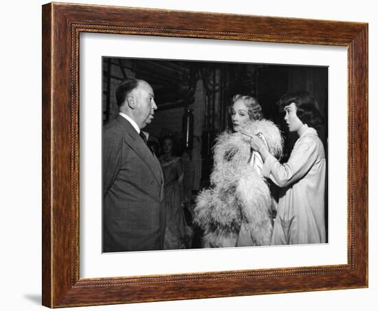 STAGE FRIGHT, 1950 directed by ALFRED HITCHCOCK On the set, Alfred Hitchcock, Marlene Dietrich and -null-Framed Photo