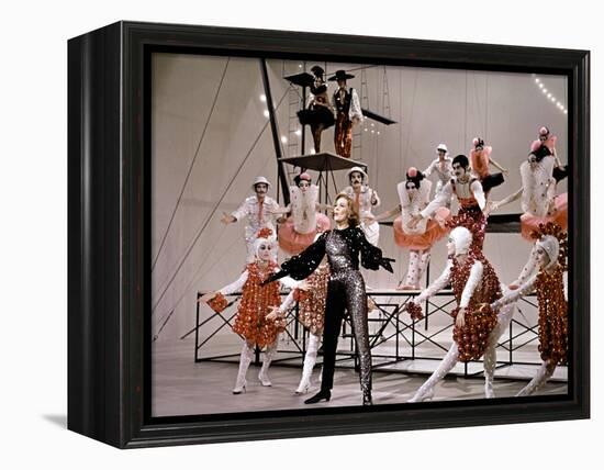 STAR !, 1968 directed by ROBERT WISE Julie Andrews (photo)-null-Framed Stretched Canvas